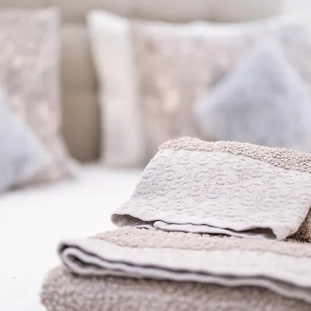 Апартаменти Luxurious Seaview With Pool 5min